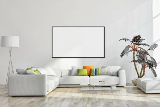 Stue med plads til en stor personlig plakat på væggen